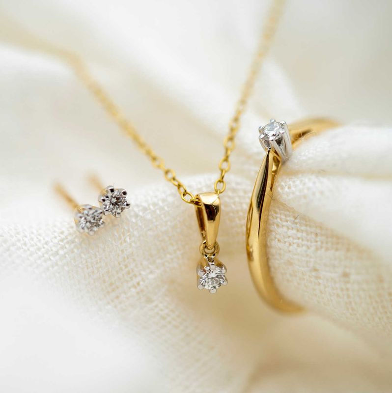 Ring i gult gull med diamant 0,05 ct WSI2 Anne
