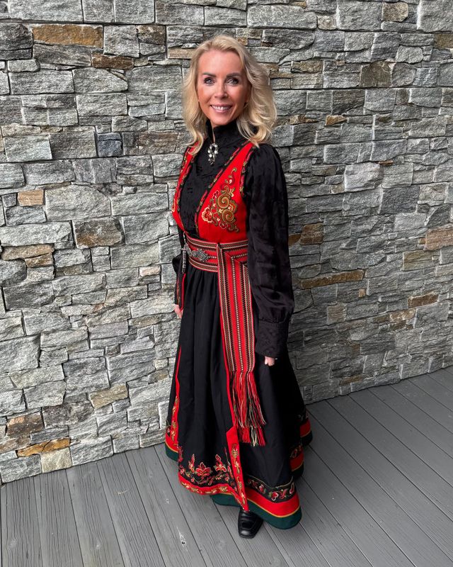 NORDlysblusen - Sort med sort broderi